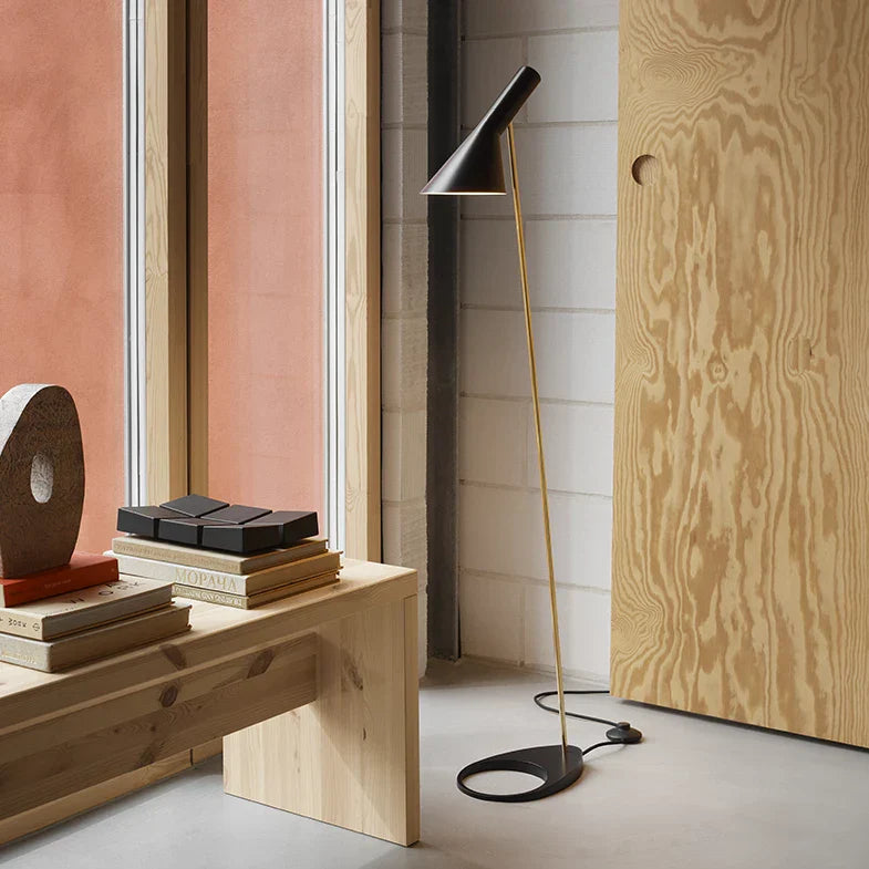 Louis Poulsen AJ Gulvlampe Brass/Black